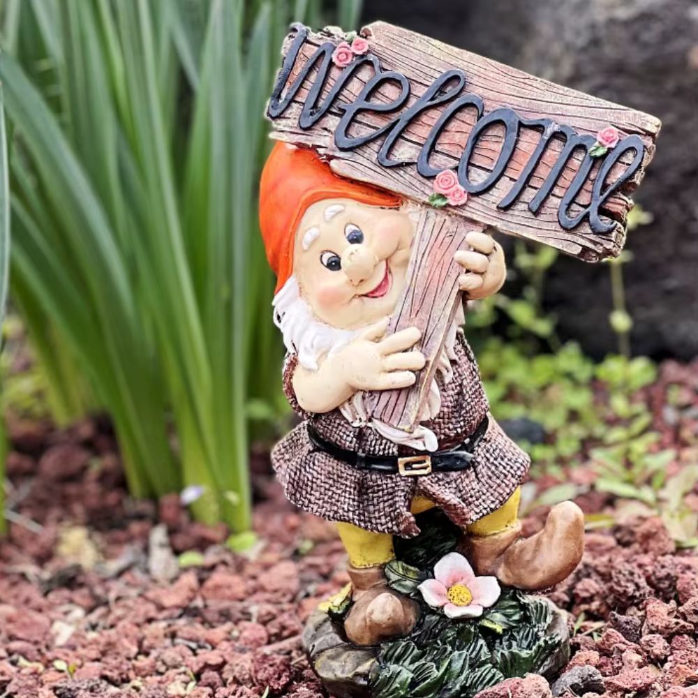 Grand nain de jardin avec panneau welcome