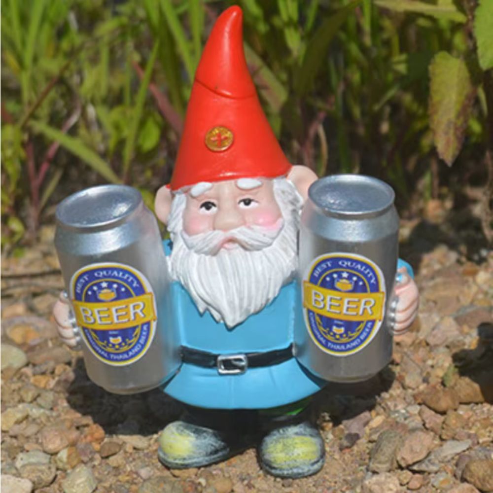 nain de jardin avec canettes de bière