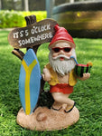 Nain de jardin fun sur une pelouse verte