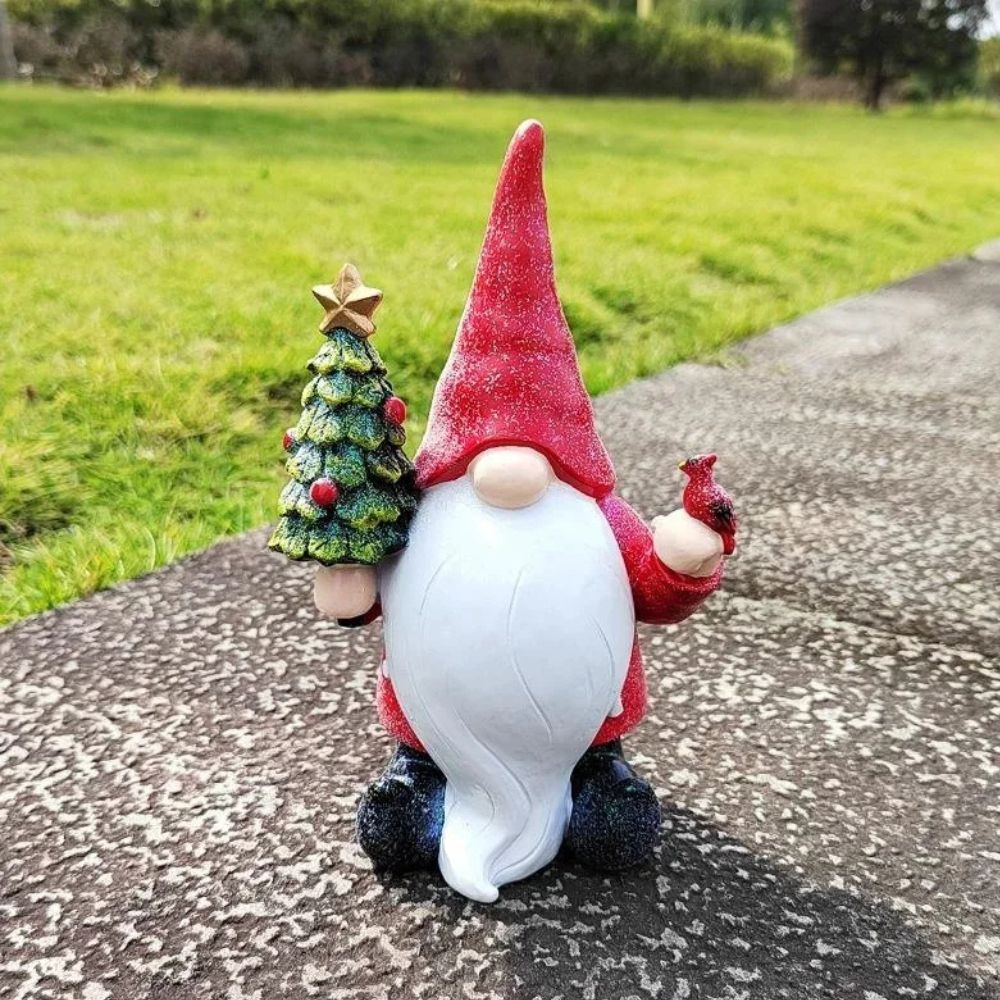 Nain de jardin père noël avec oiseaux