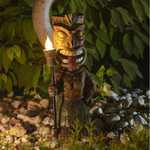Nain de jardin maya de nuit avec sa torche allumée et un jardin en arrière plan
