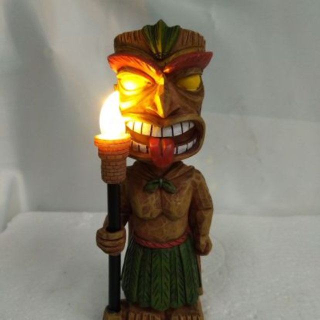 Nain de jardin maya sur un fond blanc avec sa torche allumée