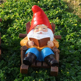 nain de jardin traditionnel bonnet rouge avec veste orange 