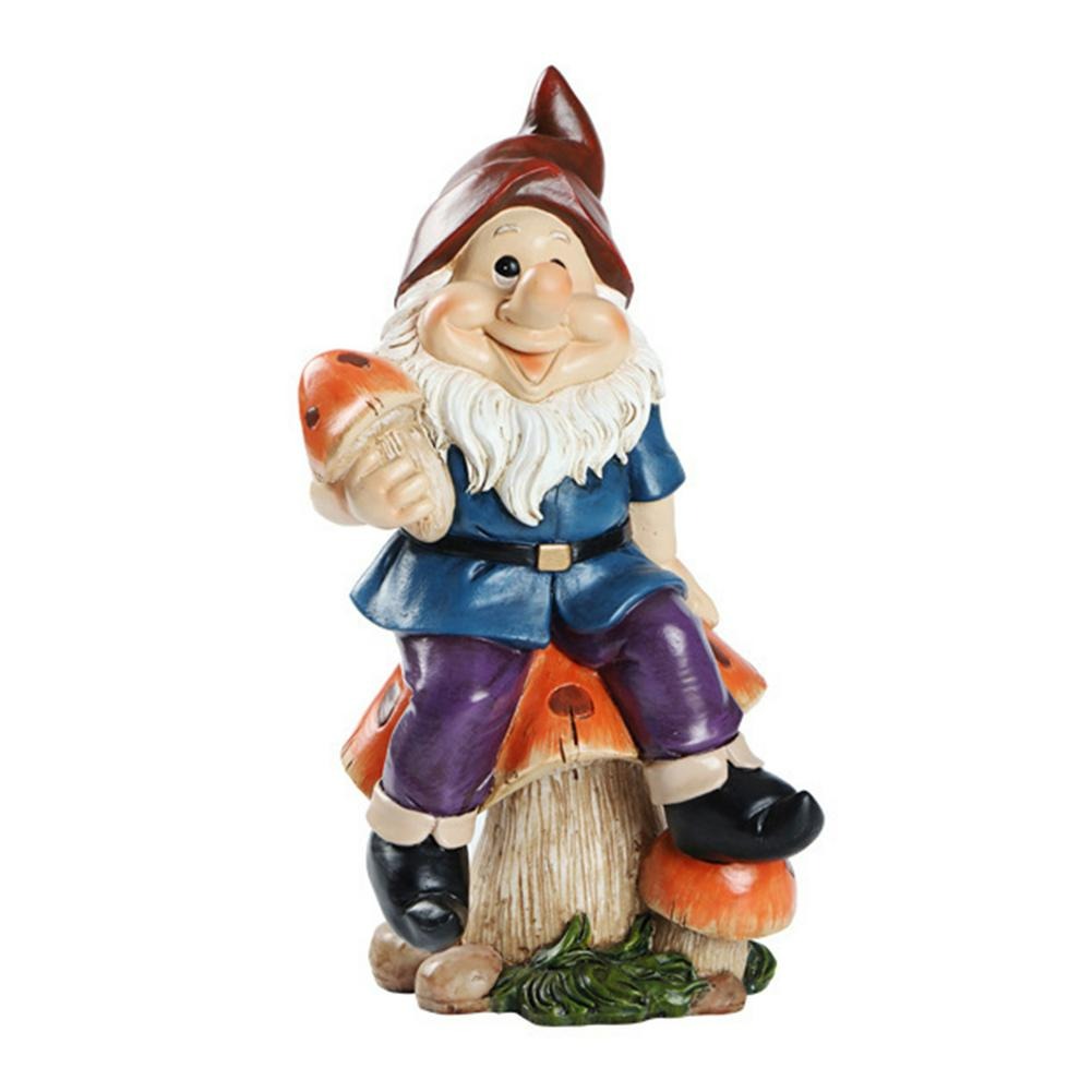 Ancien nain de jardin sur fond blanc